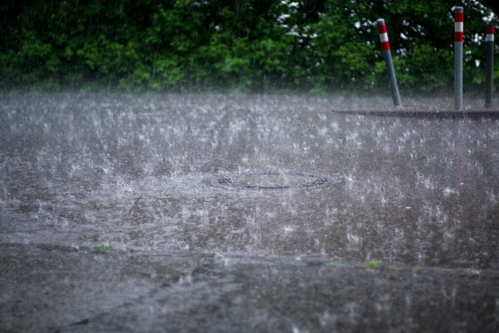 Acqua piovana che ristagna su una pavimentazione esterna