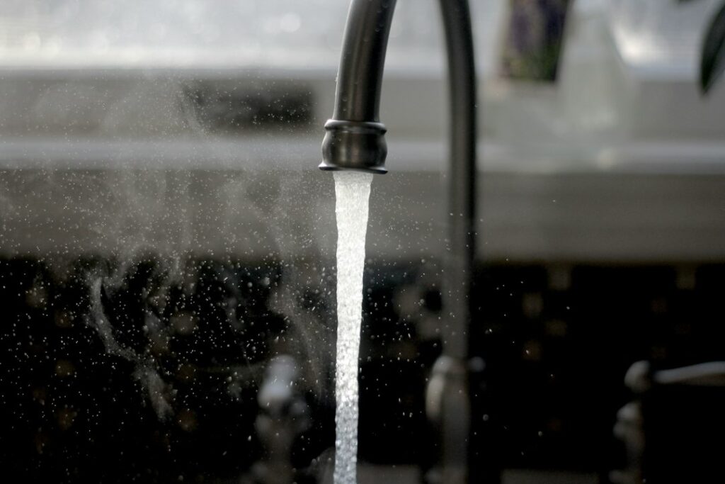 Rubinetto con getto d’acqua e aeratore da pulire