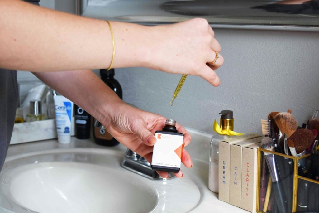 Rimozione del vecchio silicone in bagno