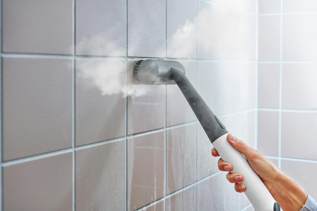 Pulizia delle fughe delle piastrelle del bagno