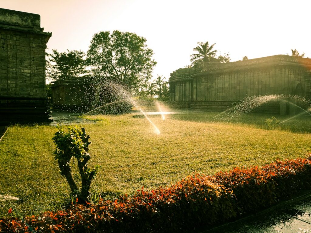 Più irrigatori automatici in funzione su un prato