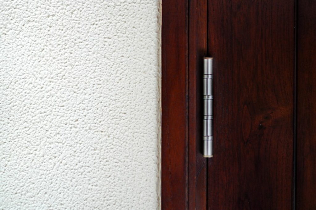 Cerniera e telaio di una porta interna da controllare perché non si chiude bene
