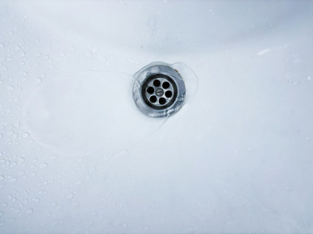 Acqua che defluisce nello scarico del lavandino