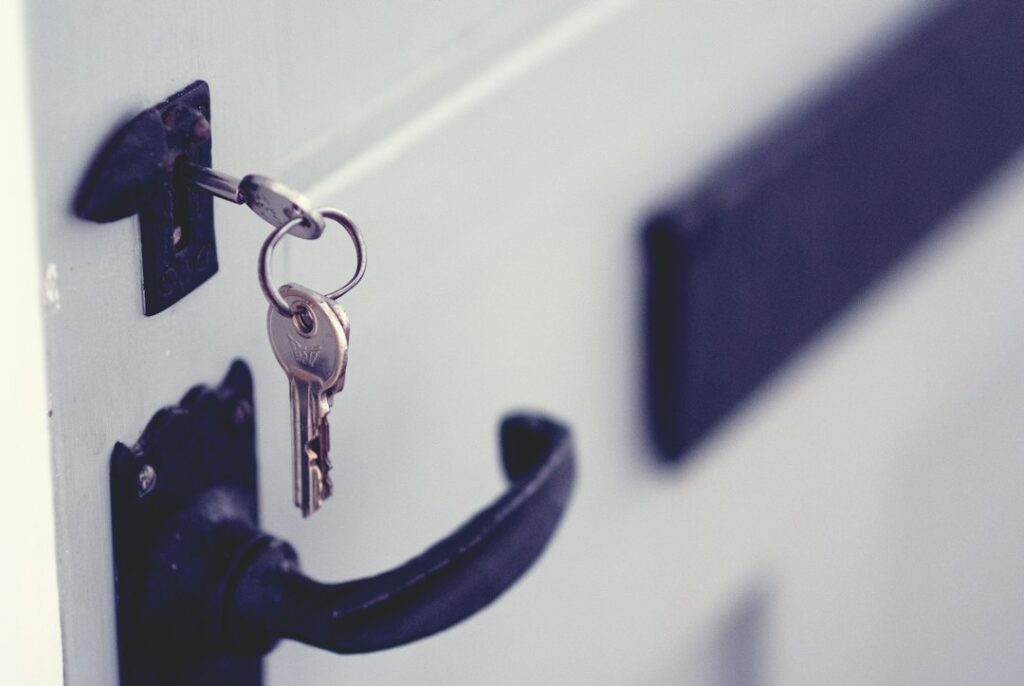 Chiave inserita nella serratura di una porta