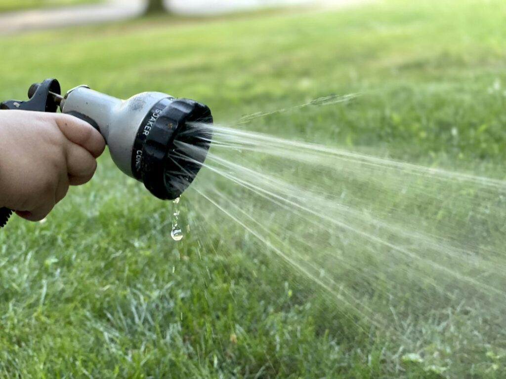 Tubo da giardino utilizzato per irrigare con raccordo collegato