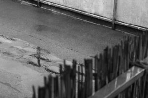 Acqua piovana che ristagna sulla superficie di un terrazzo