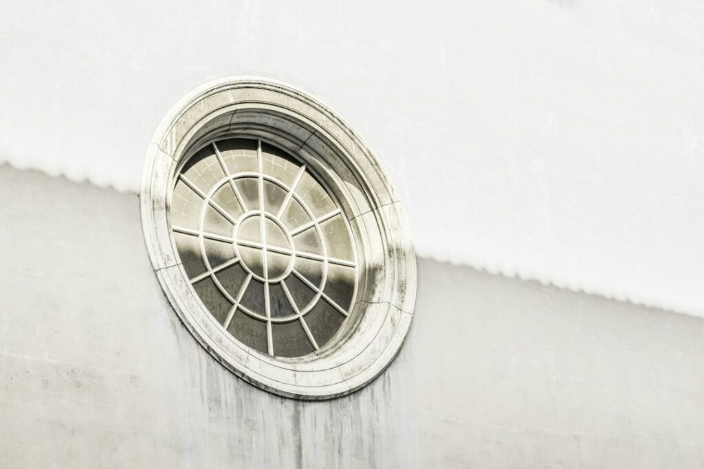 Aspiratore del bagno con griglia di ventilazione da controllare e pulire