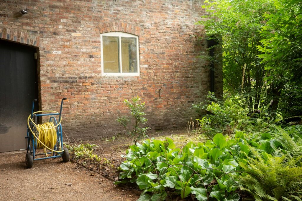 Avvolgitubo da giardino a parete con tubo rimasto parzialmente esteso