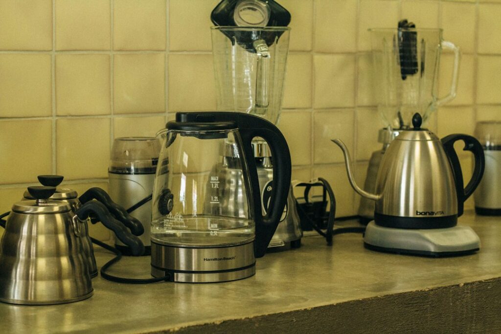 Bollitore elettrico in acciaio da pulire e decalcificare
