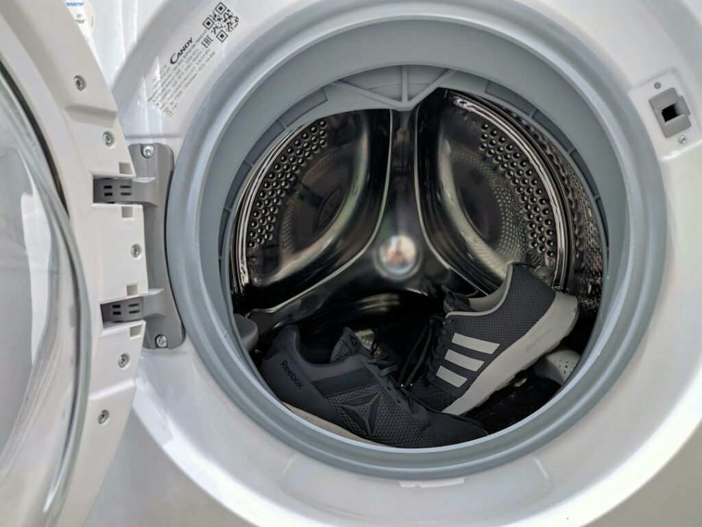 Scarpe nel cestello che possono sbilanciare la lavatrice durante la centrifuga