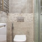 WC sospeso con placca di scarico per controllo di una cassetta Pucci a incasso che perde acqua