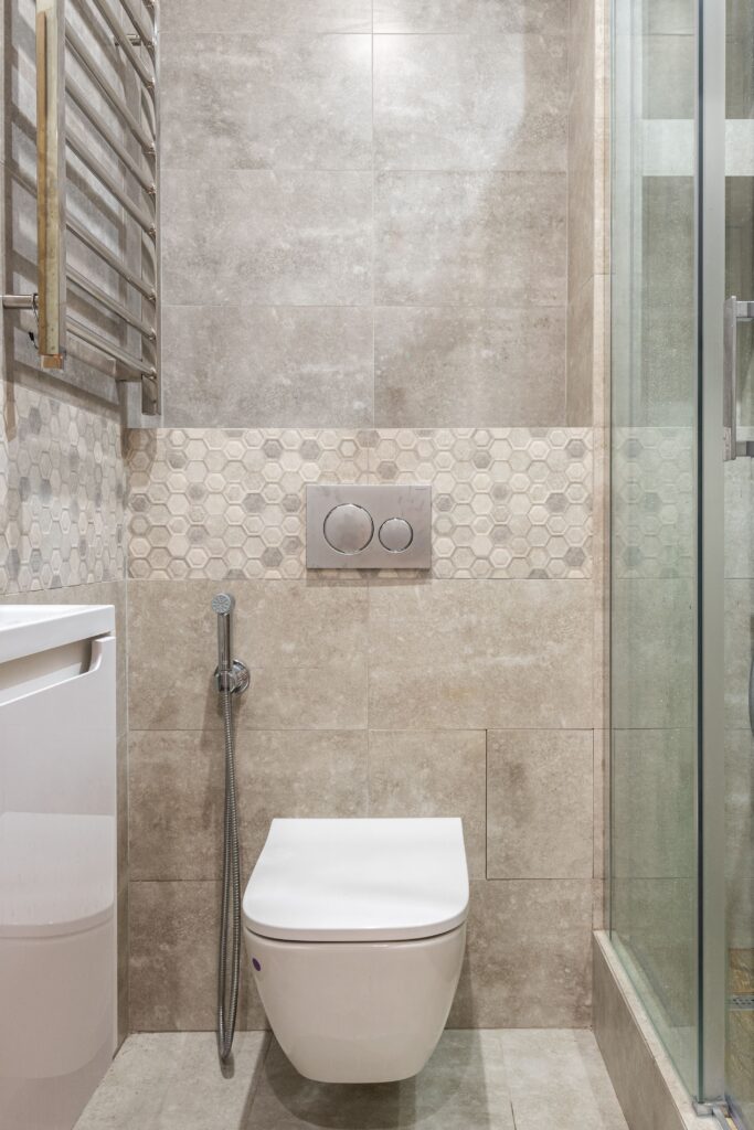 WC sospeso con placca di scarico per controllo di una cassetta Pucci a incasso che perde acqua