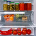 Interno di un frigorifero aperto con alimenti conservati