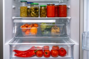 Interno di un frigorifero aperto con alimenti conservati
