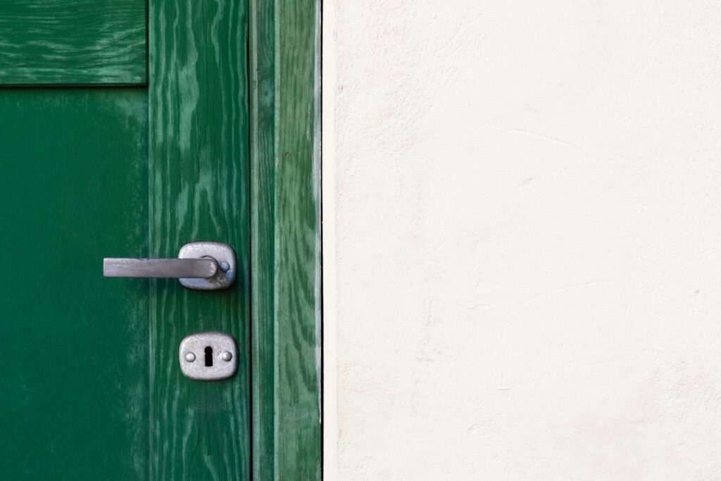 Cerniera di una porta interna che scricchiola durante l’apertura