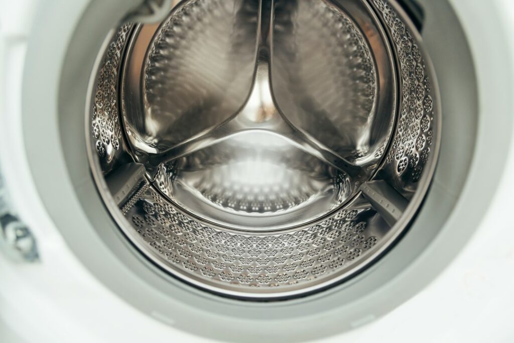 Cestello vuoto di una lavatrice da controllare se entra acqua a macchina spenta