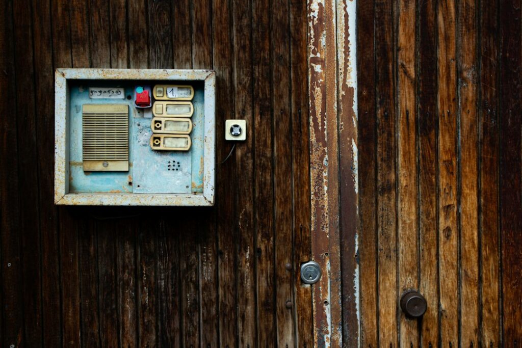 Citofono esterno accanto a una porta, guida ai disturbi audio