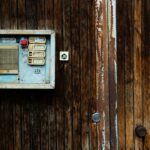 Citofono esterno accanto a una porta, guida ai disturbi audio
