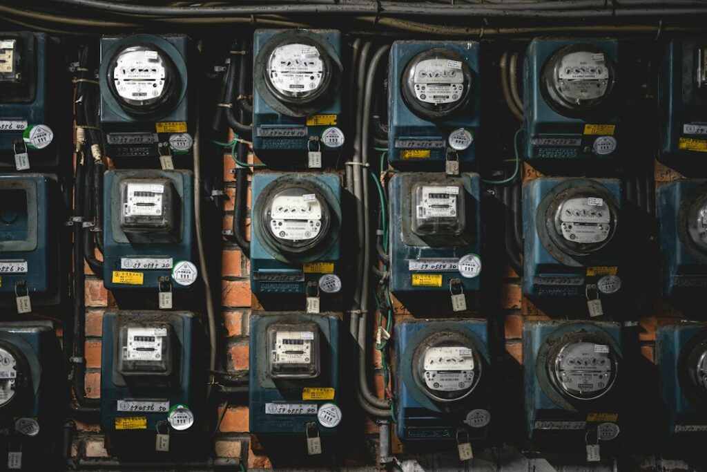 Contatori elettrici digitali usati per controllare i consumi domestici
