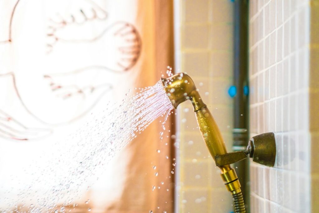 Soffione della doccia con getto d’acqua debole