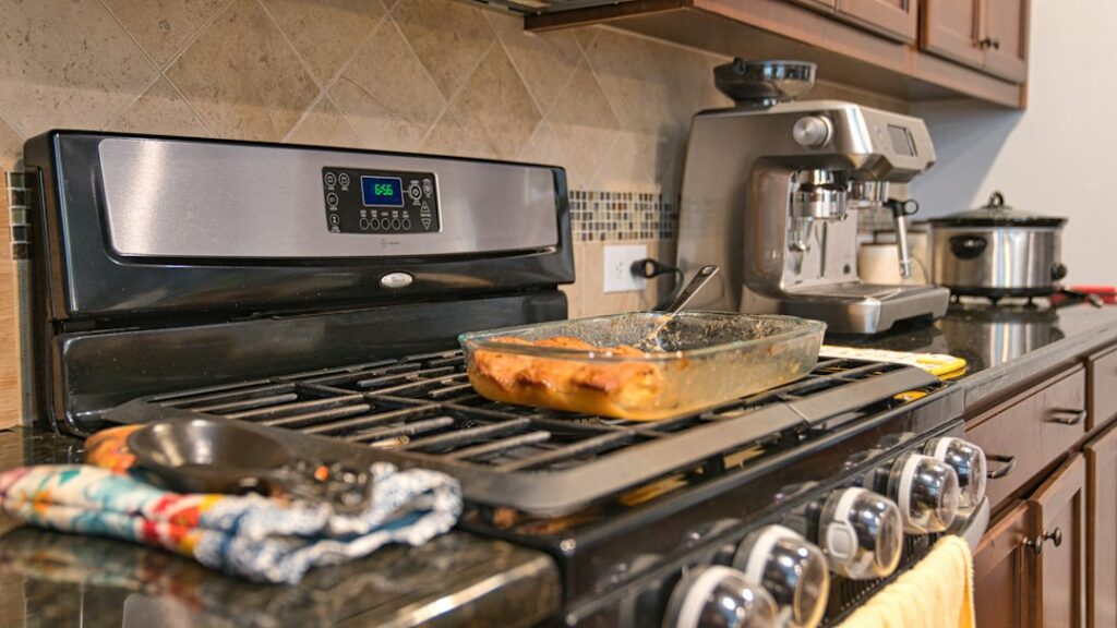 Forno aperto da controllare quando produce fumo durante la cottura