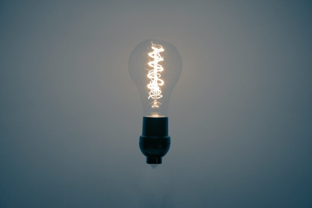 Lampadina LED che resta debolmente accesa al buio