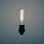 Lampadina LED che resta debolmente accesa al buio