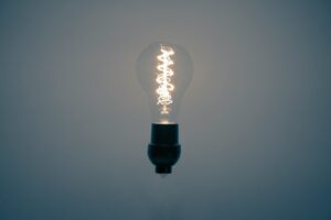 Lampadina LED che resta debolmente accesa al buio