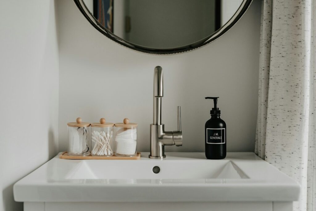 Lavabo in ceramica bianca da controllare in caso di crepe