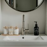 Lavabo in ceramica bianca da controllare in caso di crepe