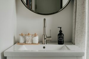 Lavabo in ceramica bianca da controllare in caso di crepe