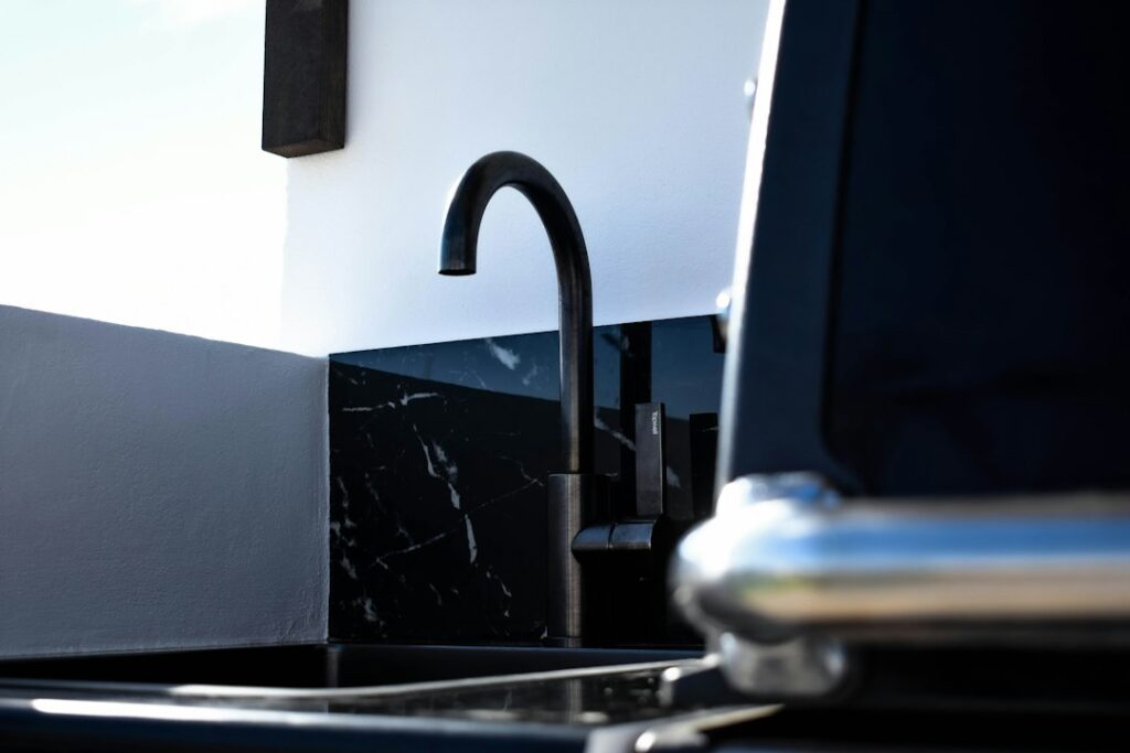 Lavello da cucina scuro in materiale composito con rubinetto nero