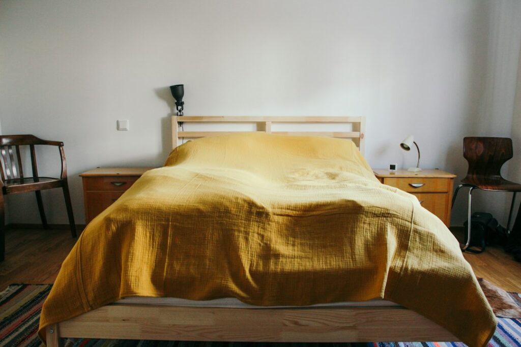 Letto in legno da controllare per eliminare gli scricchiolii