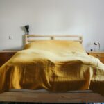 Letto in legno da controllare per eliminare gli scricchiolii