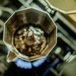 Moka in metallo sul fornello con fiamma blu
