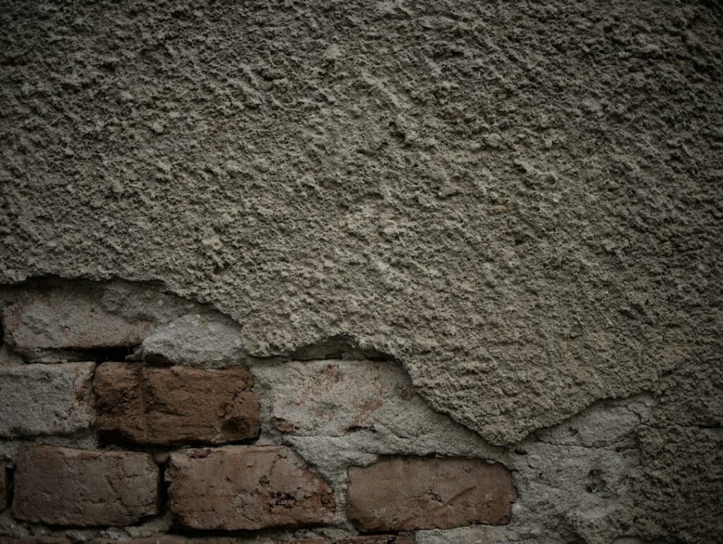 Parete rovinata con intonaco deteriorato da ripristinare