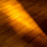 Parquet in legno visto da vicino per controllare tavole e giunti