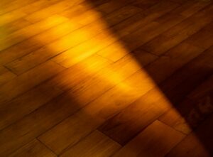 Parquet in legno visto da vicino per controllare tavole e giunti