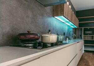 Piano cottura in vetro nero da pulire senza lasciare aloni