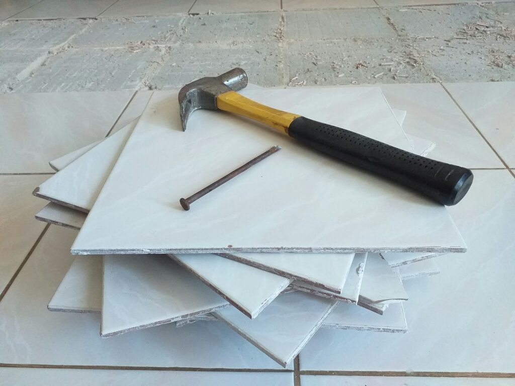 Strumenti appoggiati su una piastrella durante una riparazione