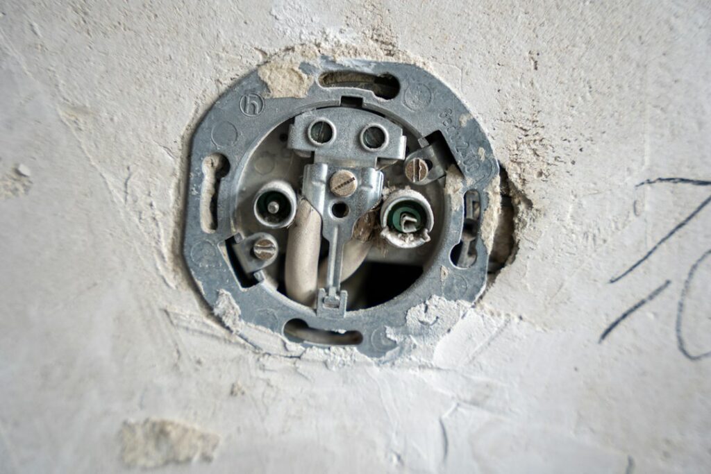 Presa elettrica da parete durante un intervento di installazione