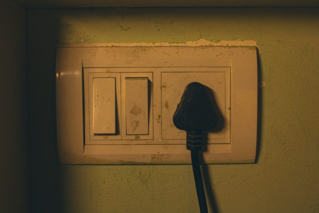 Presa elettrica a muro con spina inserita da controllare in caso di surriscaldamento