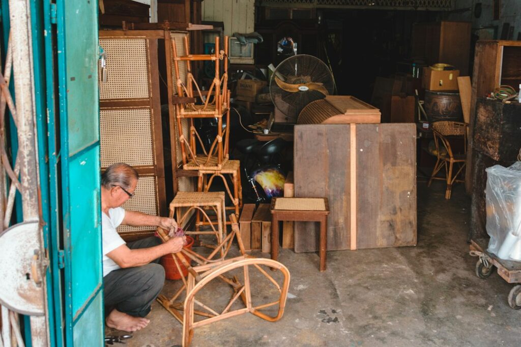 Artigiano al lavoro sulla struttura di una sedia in laboratorio