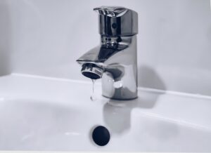 Rubinetto da cucina in acciaio fissato alla base del lavello