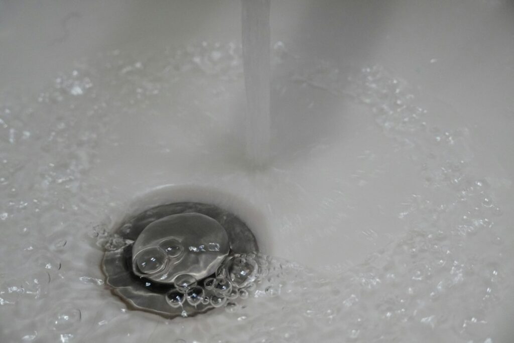 Tappo e scarico di un lavabo da controllare quando il saltarello è bloccato