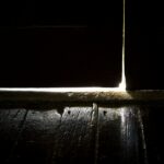 Luce visibile sotto una porta d’ingresso che lascia passare aria fredda