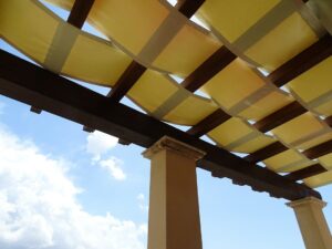 Tenda da sole esterna aperta sopra un terrazzo